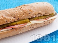 Рецепта Сандвич с пълнозърнеста питка, кисели краставички и пуешко филе
